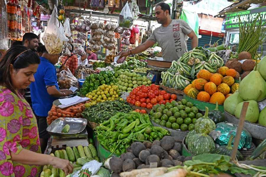 Heat and Cyclone Disrupt Kolkata Veggie Market