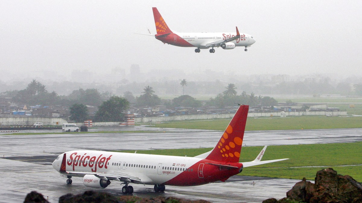 SpiceJet's SG 8151 Pilots Shortage Strands Delhi-Bengaluru Passengers