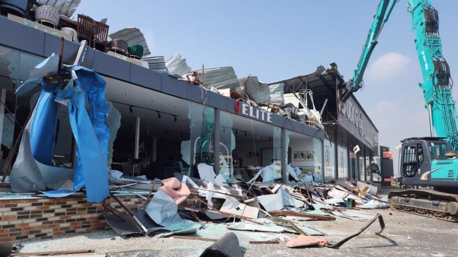 PMC Demolishes J M Road Structures