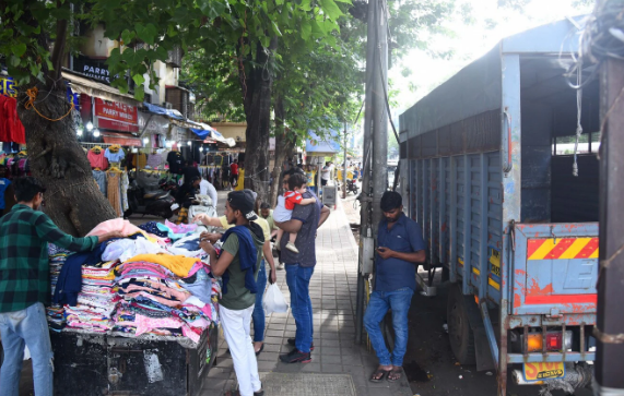 BMC Seizes 5,000+ Items in Anti-Hawker Drive