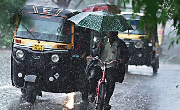 Heavy Rainfall Disrupts Pune-Mumbai Trains, Passengers Face Delay