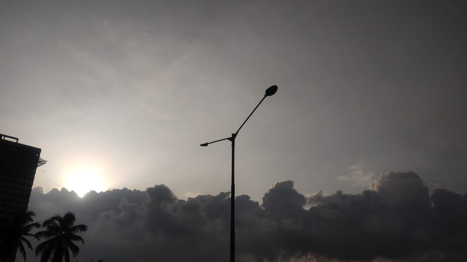Mumbai Weather Warm and Rainy with Good Air Quality
