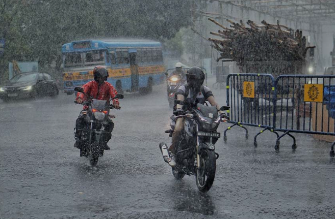 Kolkata Forecasts Light Rain, South Bengal in Flood Alert