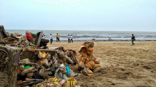 Mumbai’s Green Warriors Saving Beaches Post-Ganpati Visarjan