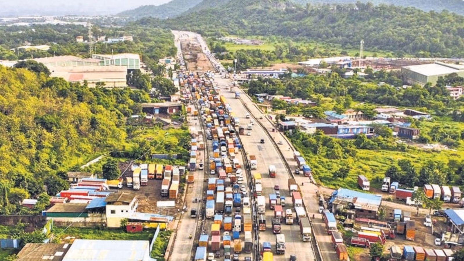 Traffic Jams on Mumbai-Nashik Highway Intensify Amid Poor Coordination