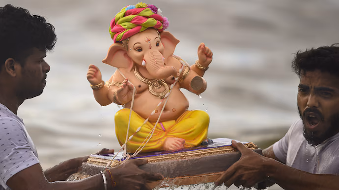 Hussainsagar Ban on PoP Ganesh Idol Immersion
