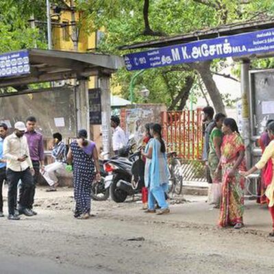 Chennai’s Venkatnarayana Road Median Becomes Improvised Bus Stop Amid Urban Challenges