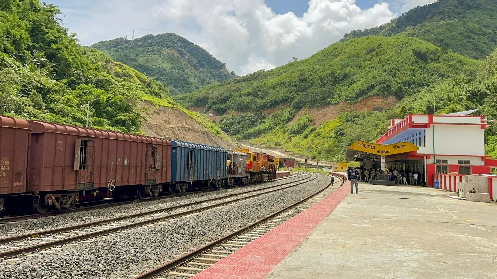 Railways Boosts Mumbai with 300 New Locals, 8 Stations Revamped