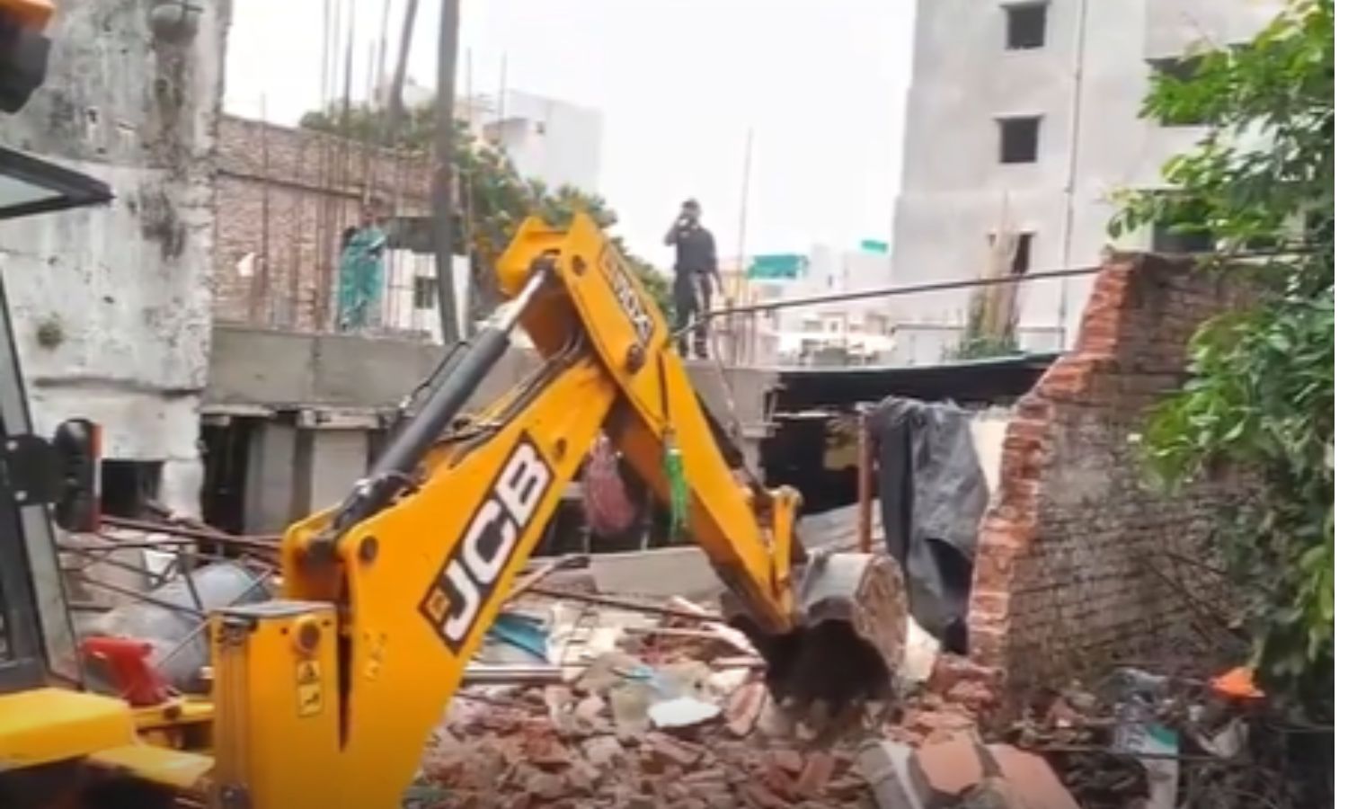 HYDRAA Removes Illegal Encroachments in Khajaguda Area