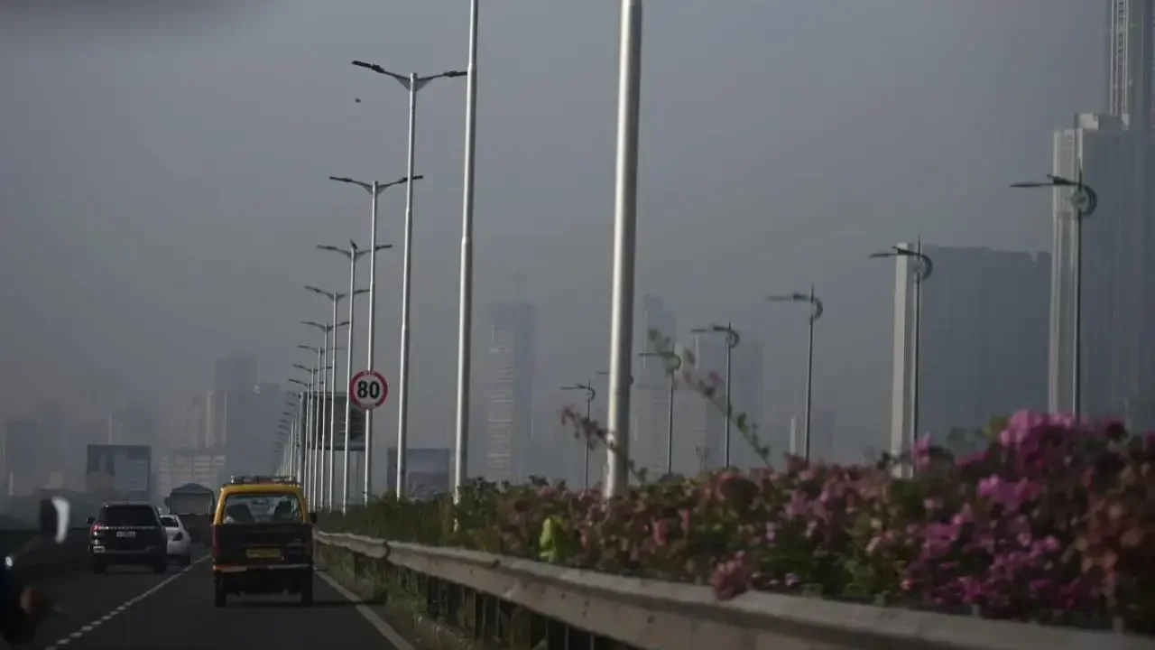 Foggy Mornings and Warm Afternoons in Mumbai's Weather Update today.