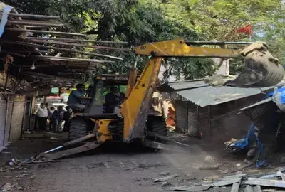 BMC Demolishes 19 Illegal Stalls at Kandivali West to Ease Commuter Traffic