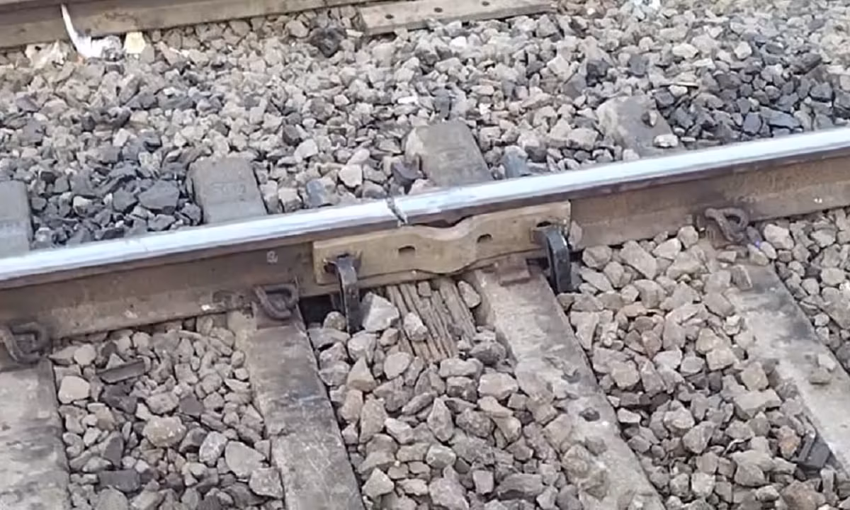 Vaitarna Track Crack Causes 30-Minute Delays in Mumbai Trains