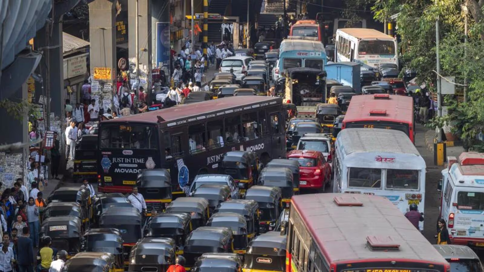 JEE Aspirants Face Traffic Nightmares in Pune, Local Authorities Respond