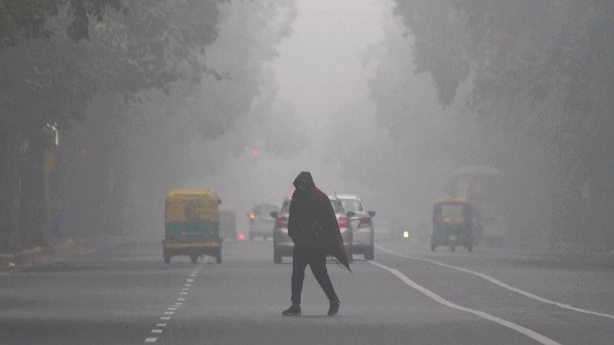 Delhi Faces Unseasonal Cold and Poor Air Quality Amid Rising Pollution Levels