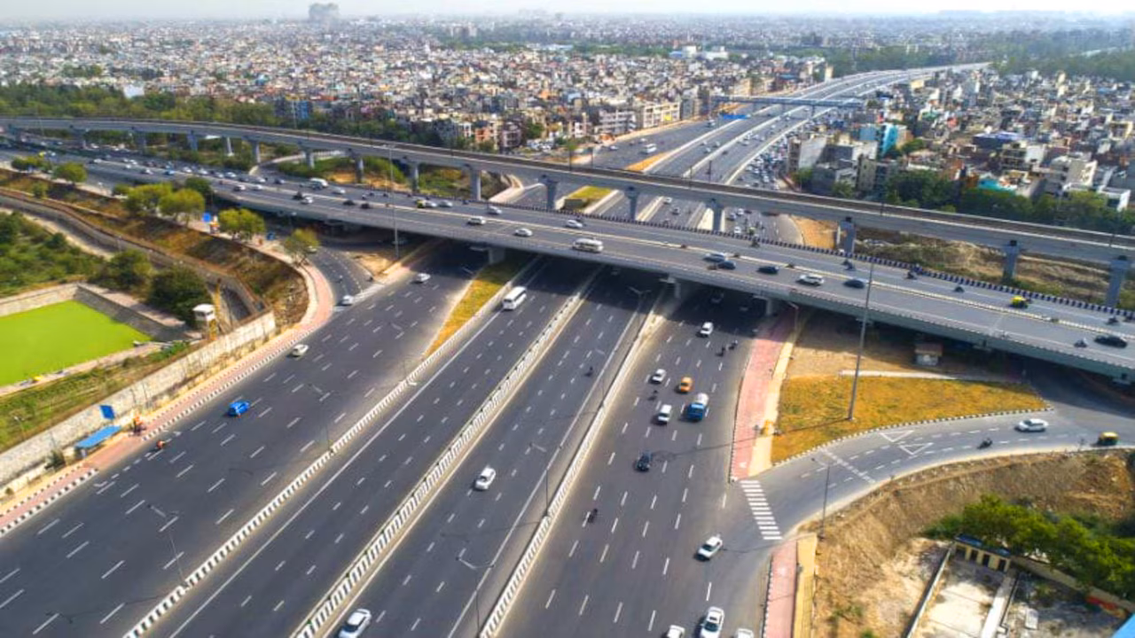 Noida Expressway Introduces Heavy Fines for Vehicle Breakdowns, Ranging from Rs 5,000 to Rs 20,000