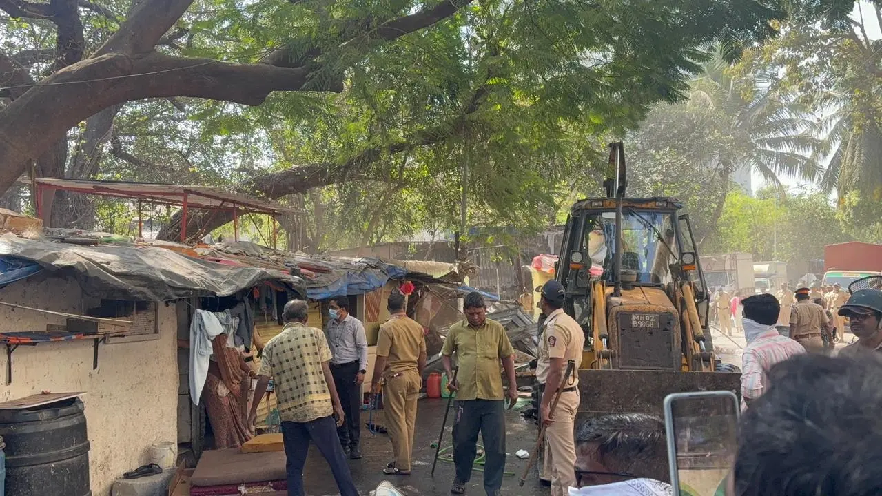 BMC Clears 150 Encroachments on JR Boricha Road to Ease Congestion and Pedestrian Movement