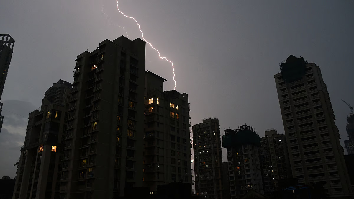 Rain and Thunderstorms Expected in Mumbai Today