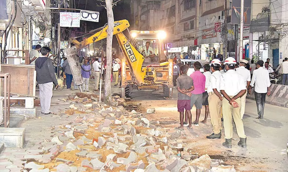 GHMC clears illegal stalls between Asif Nagar and Jhirra Road