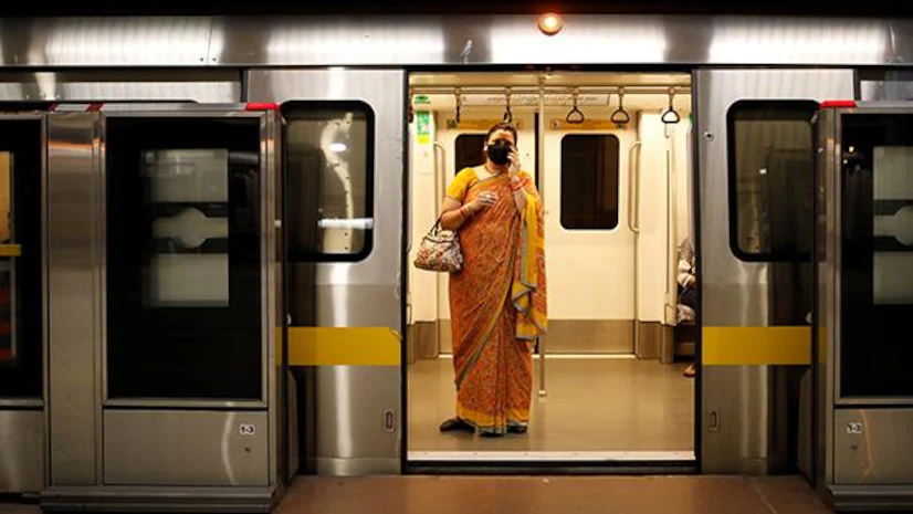 Delhi Metro Urges Commuters to Stop Making Reels on Trains
