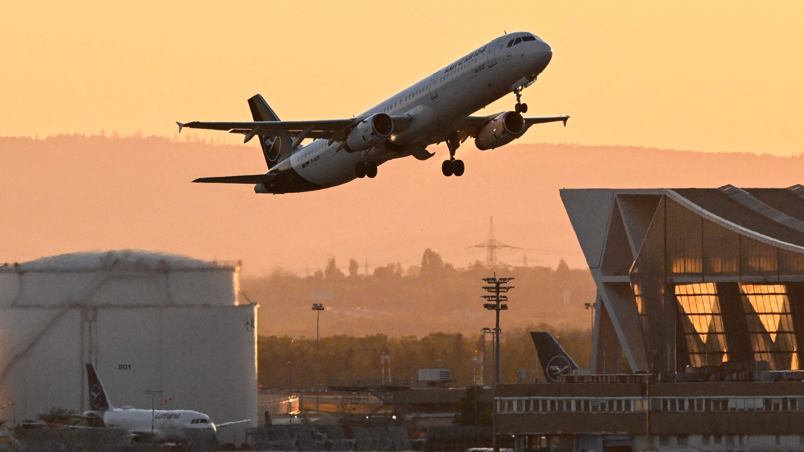 Airlines Reroute Flights to Avoid Pakistan Airspace