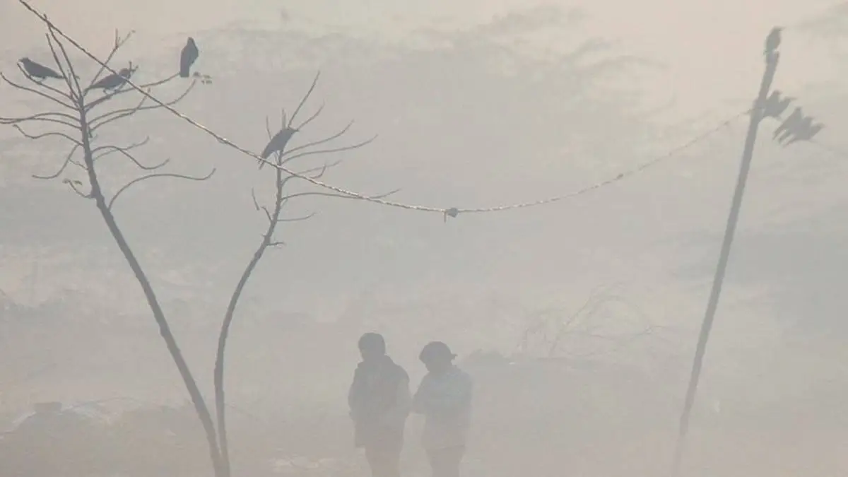 Delhi Experiences Unseasonal Rainfall and Poor Air Quality