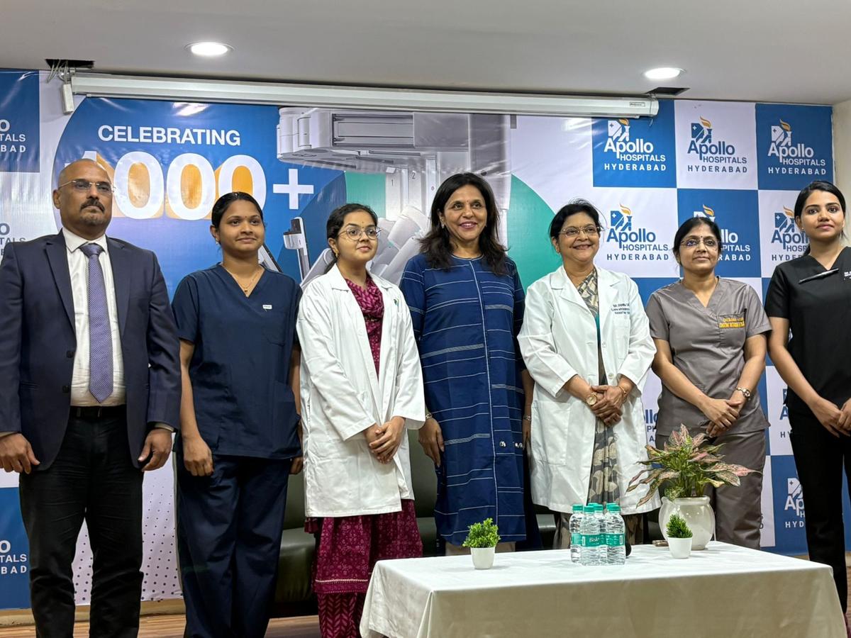 Hyderabad Dr Rooma Sinha Crosses 1000 Robotic Gynaecology Surgeries