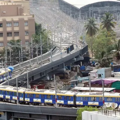 Maha Metro Continues FOB Work Near Flood-Prone Zone