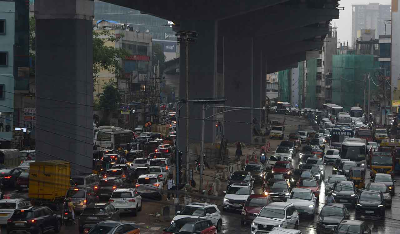 Traffic jams hit Hyderabad Chaitanyapuri colony