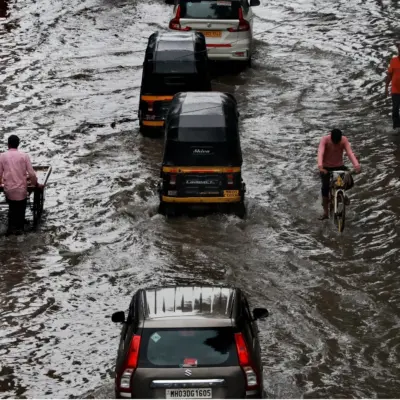 Road Breaks in South Mumbai Stops Traffic