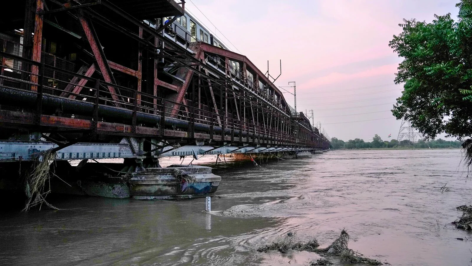 Delhi’s Yamuna River Chokes in Pollution Crisis