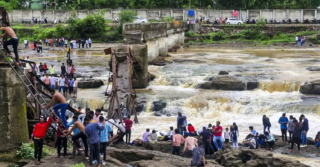 Pune Pedestrian Bridge Collapse : four people dead, 18 injured
