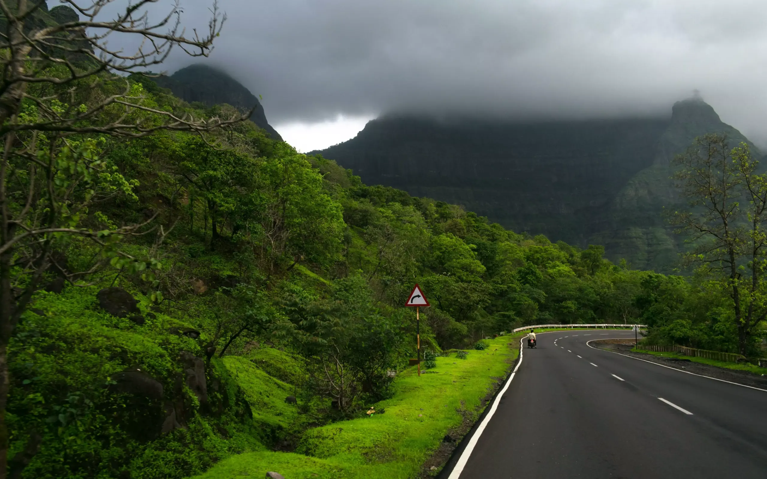 Pune Ghats Face Severe Weather Alert Avoid Travel Risks