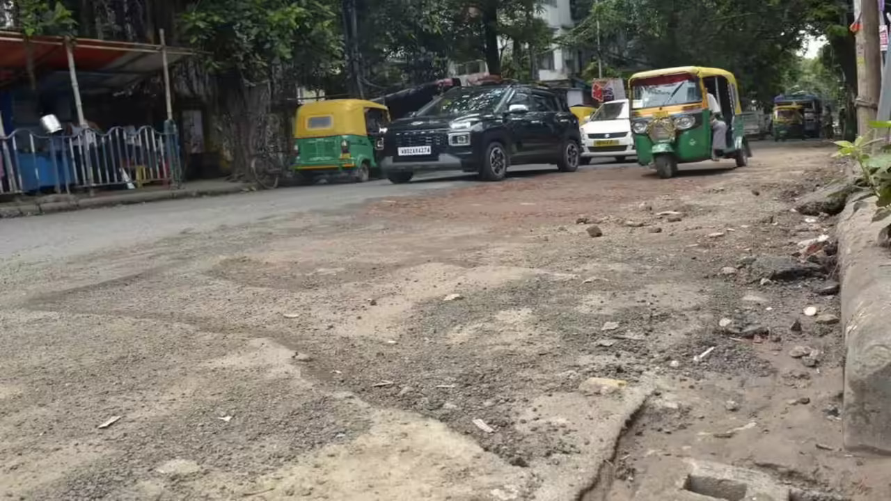 Kolkata Roads Crumble Amid Rain, Court Sets Urgent Repair Deadline