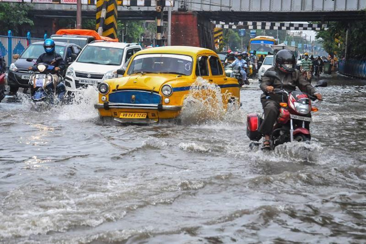 Kolkata Roads Weaken as Rains Delay Urgent Repair Works Across City