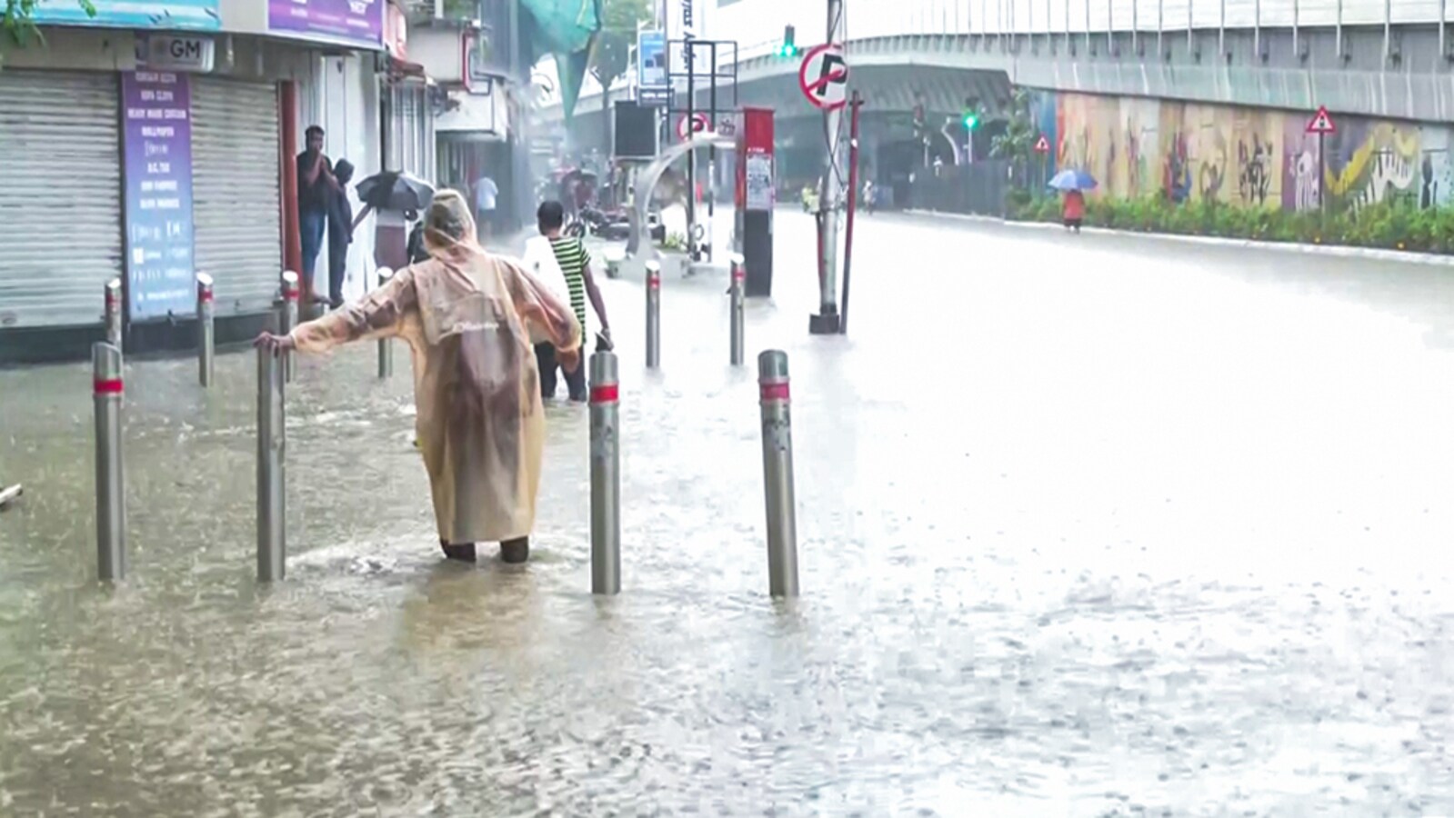 Mumbai Braces For Heavy Monsoon Showers Along Bandra‑Andheri Stretch Corridor