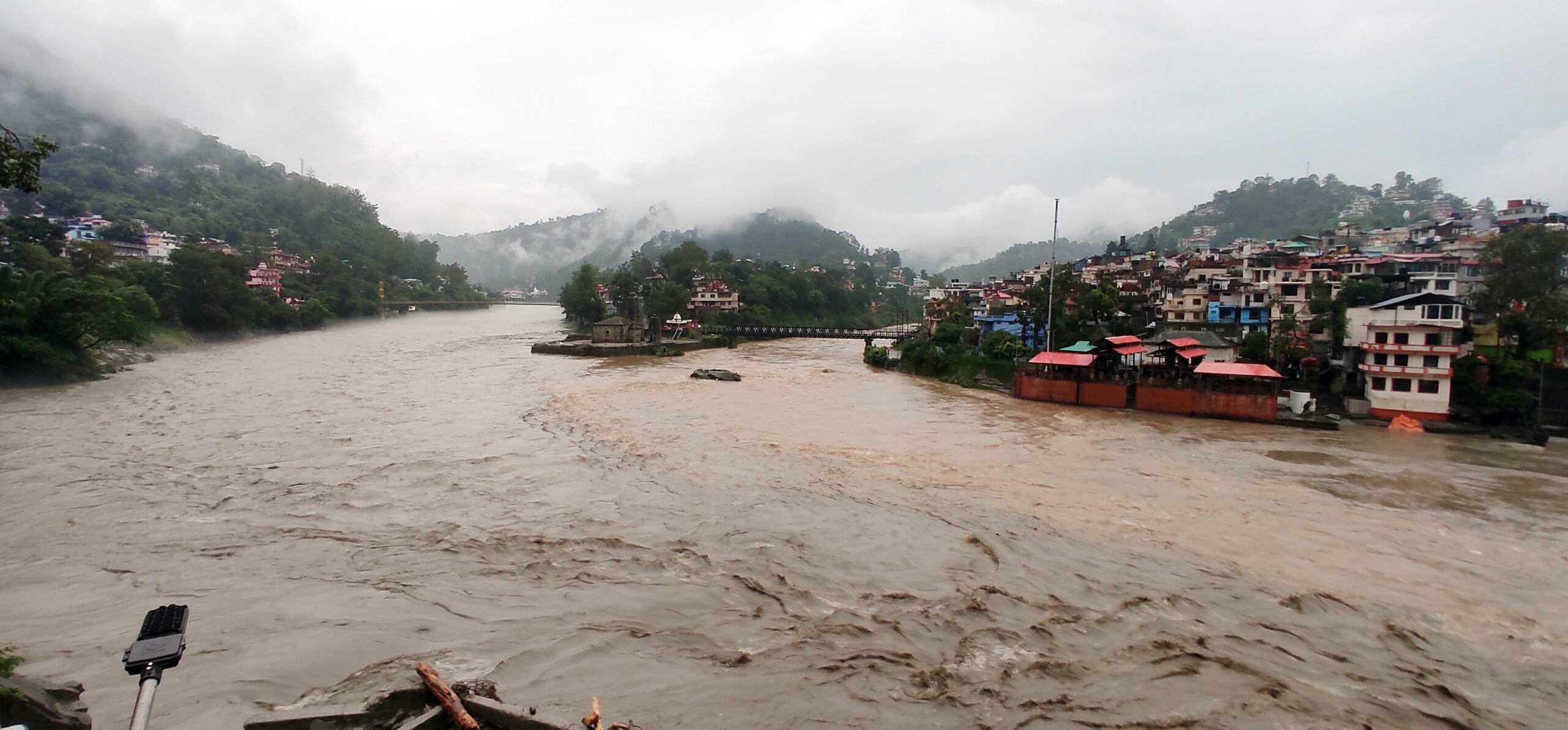 Narmada Floods Mandla Vehicles Stranded Dam Gates Opened
