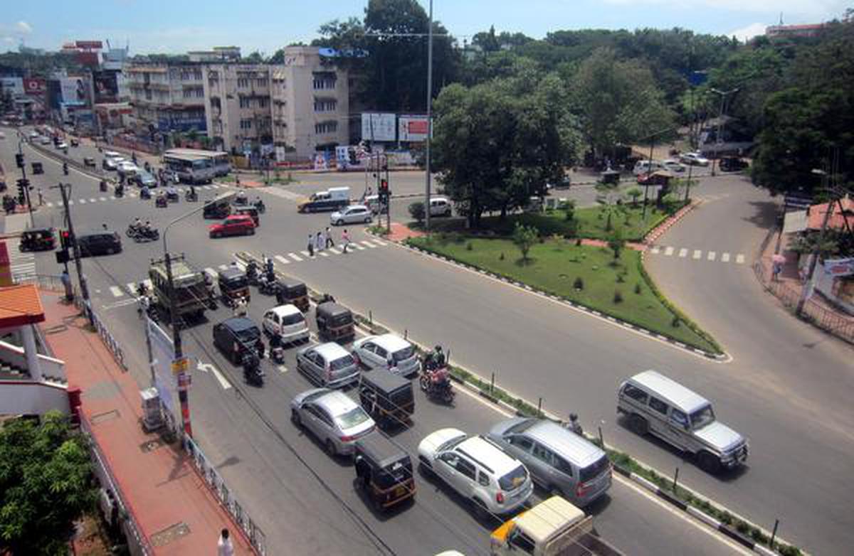 Thiruvananthapuram Junction Flyover Stalls, Traffic Diversions Raise Daily Safety Concerns