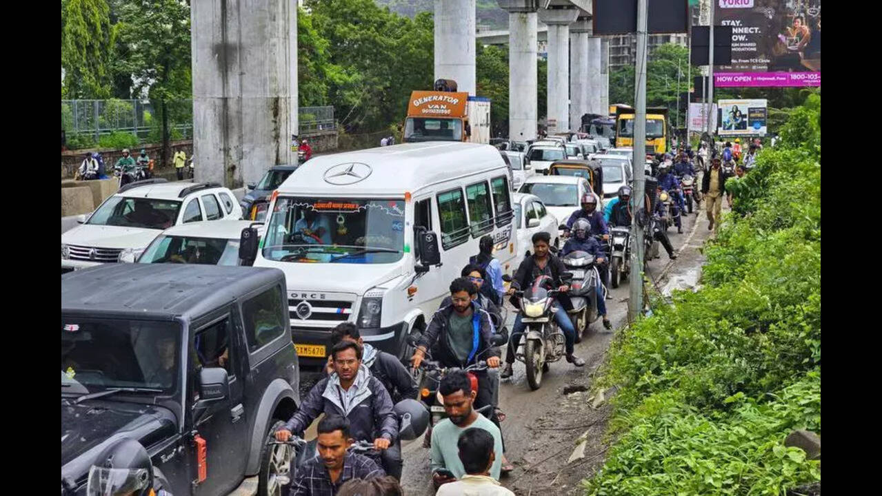 Punes Traffic Woes Continue Despite Road Widening Mass Transit Emphasized