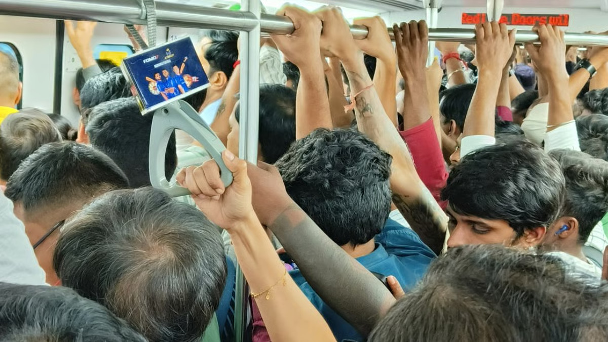 MMRDA Forms Panel To Tackle Metro 1 Overcrowding After Snag
