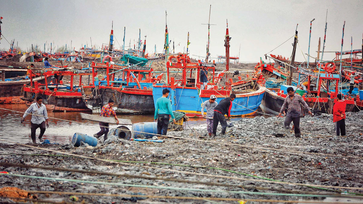 Minister Approves Rs 96 Crore Sassoon Dock Development Plan Supporting Koli Welfare