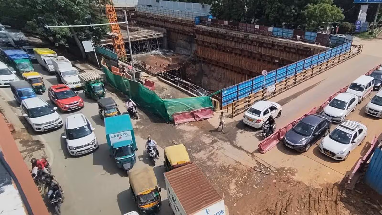 Delhis Vasant Kunj choked by Metro DJB works school buses stuck residents forced to walk kilometers