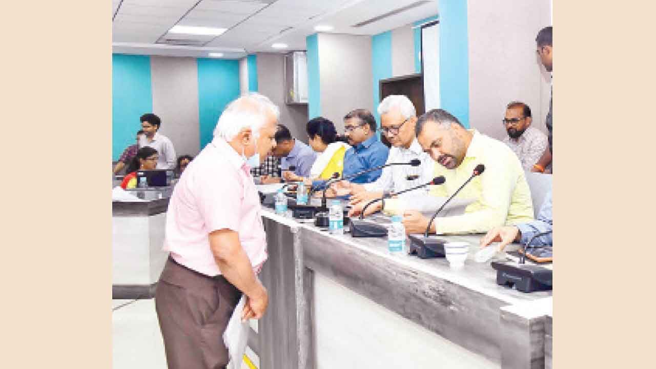 Hyderabad GHMC commissioner directs officials to resolve Prajavani complaints