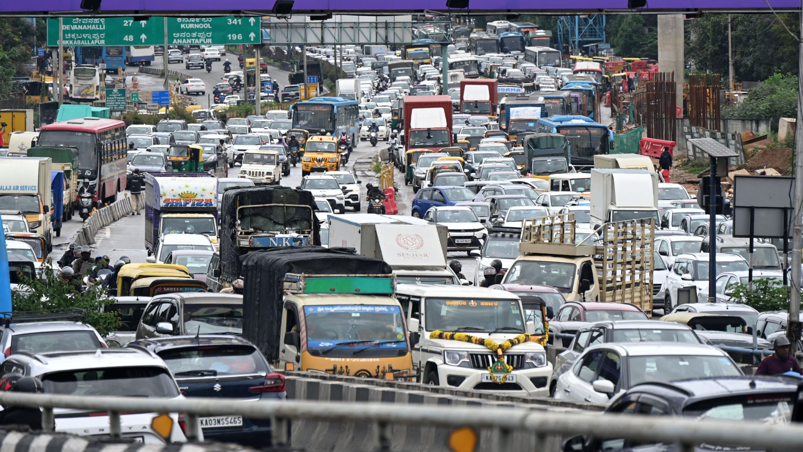 Vijayawada Commuters Stuck as Mahanadu-Nidamanaru Flyover Remains Incomplete