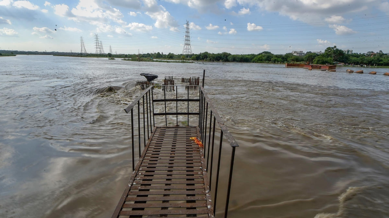 Cuttack Braces As Mahanadi Swells After Hirakud Dam Discharges Over 4.47 Lakh Cusecs