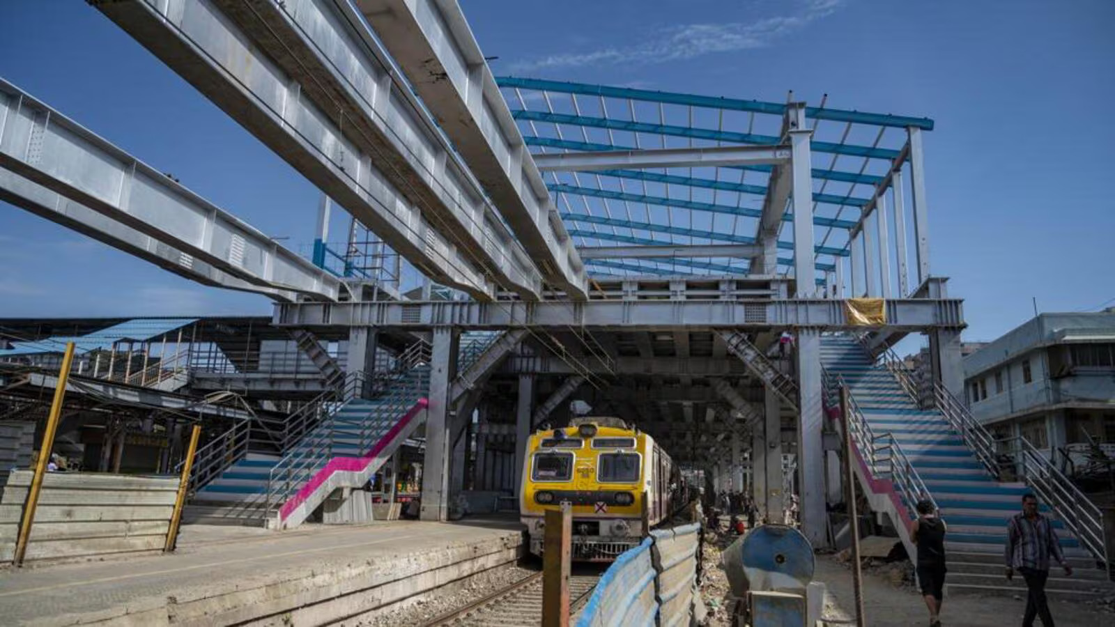 Mumbai Railway Board Plans Expansion Of 15 Coach Local Trains