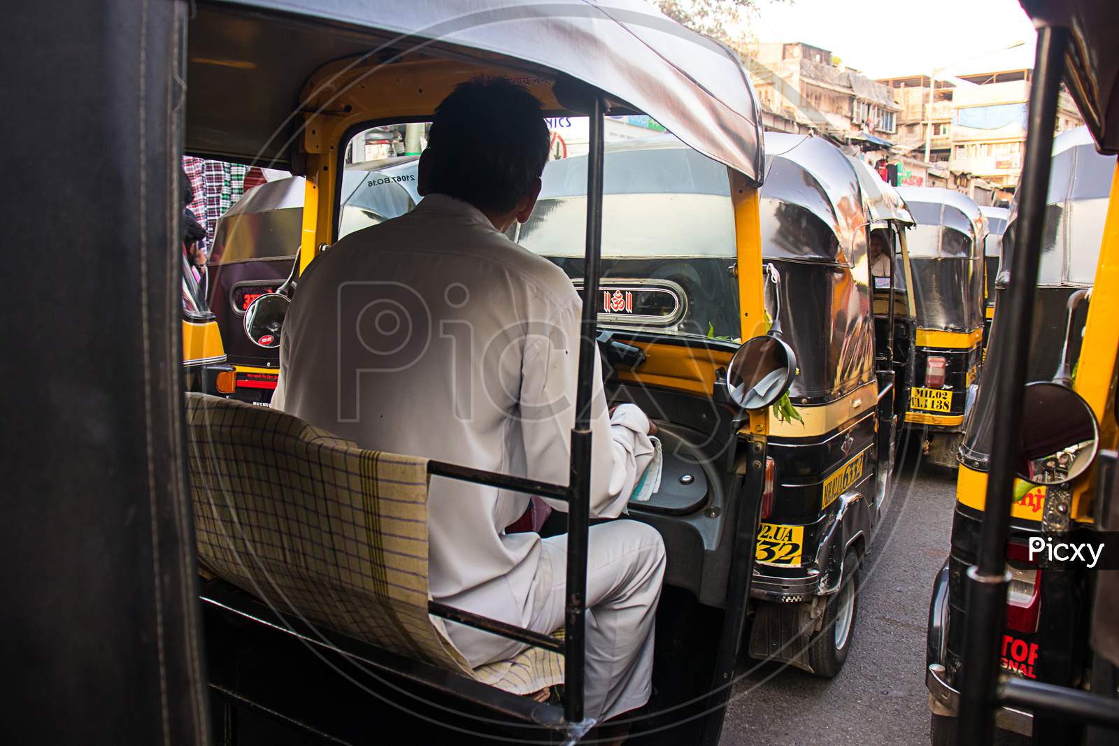 Pune commuters demand action on illegal auto halts causing festive traffic chaos