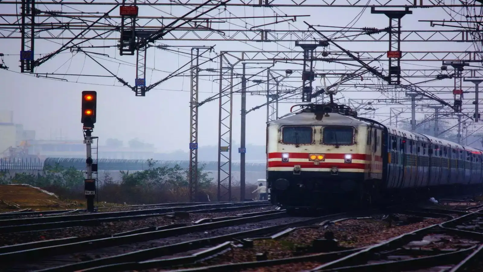 Indian Railways To Build 17,000 Non-AC Coaches In Five Years