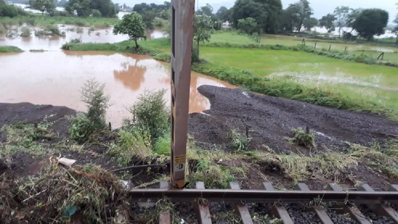 Mumbai Nashik Highway blocked as Kasara Ghat boulders fall, floods hit
