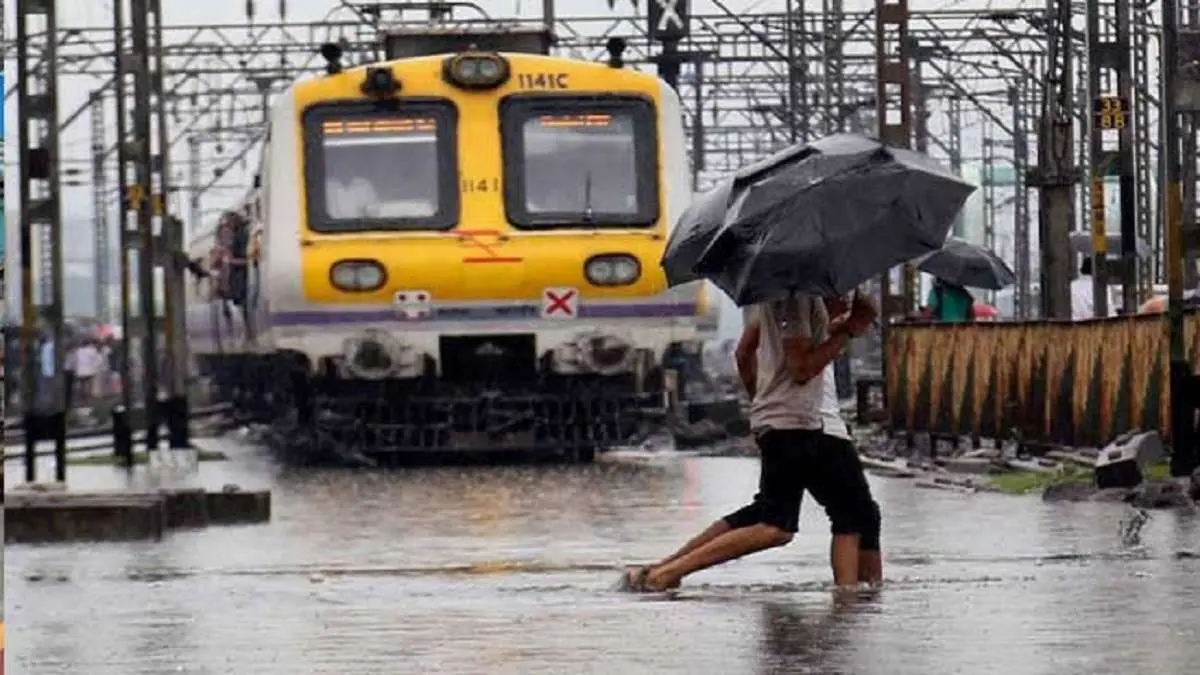 Mumbai rains disrupt harbour line local train services