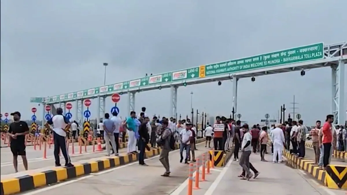 Delhi UER 2 Toll Plaza Blocked By Villagers Demanding Exemptions
